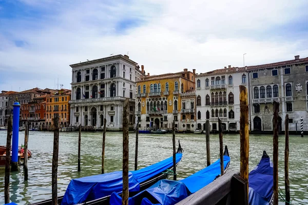 Veneza Belo Dia Com Pequenos Canais Estreitos Barcos Gôndolas Flutuando — Fotografia de Stock