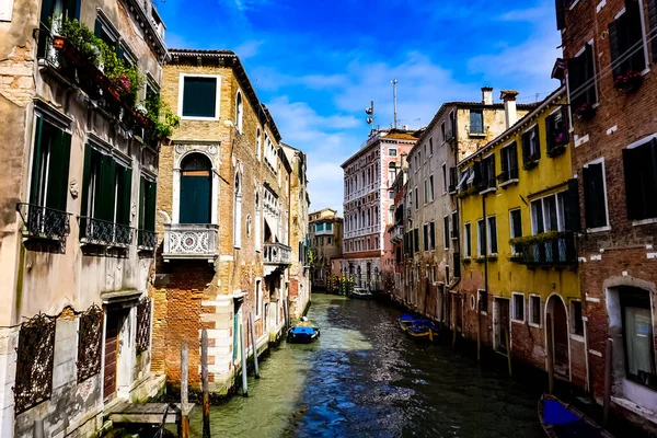 威尼斯是一个美丽的日子 在意大利威尼斯的桥下漂浮着狭窄的运河 小船和吊床 — 图库照片