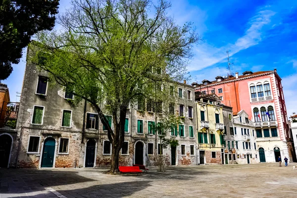 Venecia Hermoso Día Con Pequeños Canales Estrechos Barcos Góndolas Flotando — Foto de Stock