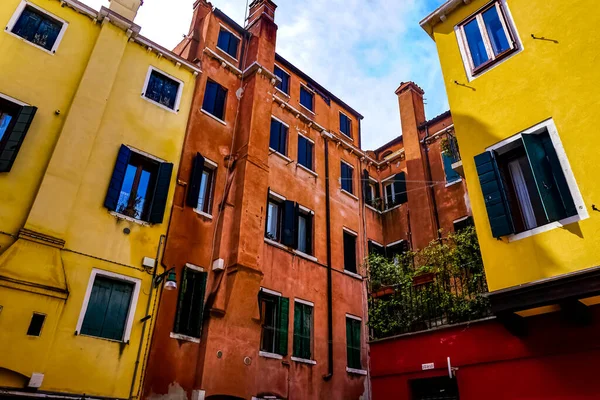 Venecia Hermoso Día Con Pequeños Canales Estrechos Barcos Góndolas Flotando — Foto de Stock