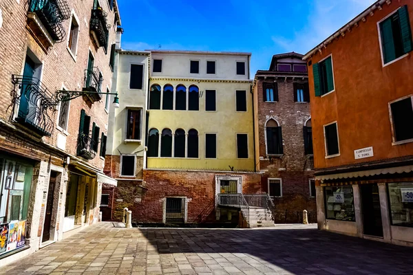 Venecia Hermoso Día Con Pequeños Canales Estrechos Barcos Góndolas Flotando — Foto de Stock