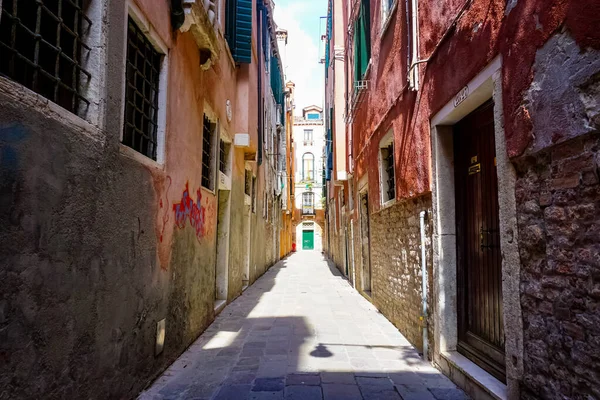 Venecia Hermoso Día Con Pequeños Canales Estrechos Barcos Góndolas Flotando — Foto de Stock