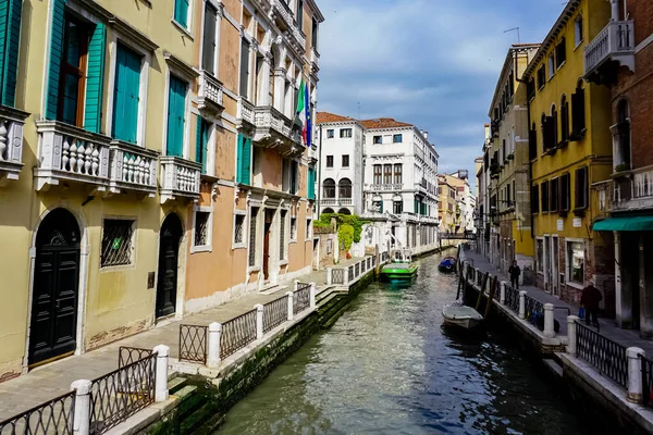 Venecia Hermoso Día Con Pequeños Canales Estrechos Barcos Góndolas Flotando — Foto de Stock