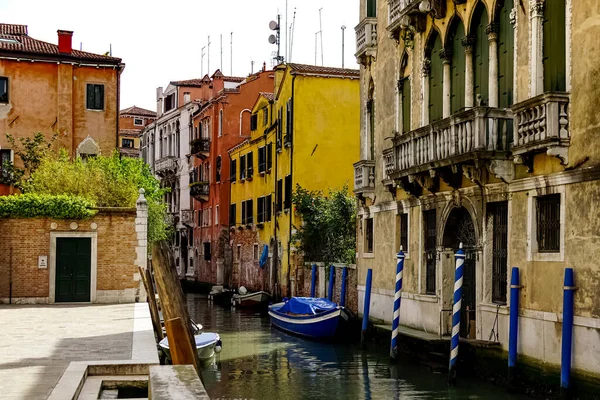 Venedig Einem Schönen Tag Mit Kleinen Schmalen Kanälen Und Booten — Stockfoto