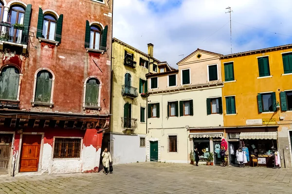 Venecia Hermoso Día Con Pequeños Canales Estrechos Barcos Góndolas Flotando — Foto de Stock