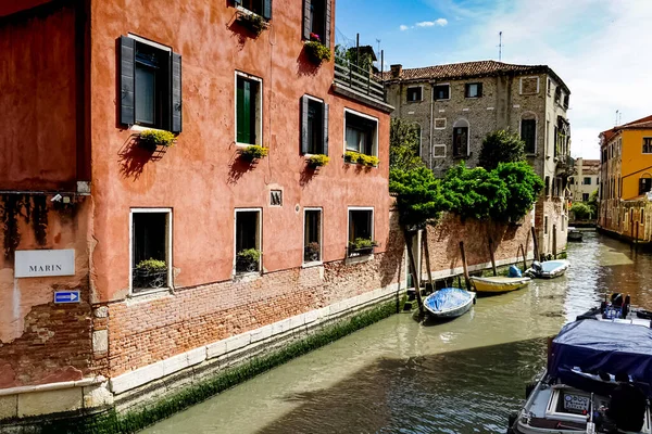 Venecia Hermoso Día Con Pequeños Canales Estrechos Barcos Góndolas Flotando — Foto de Stock