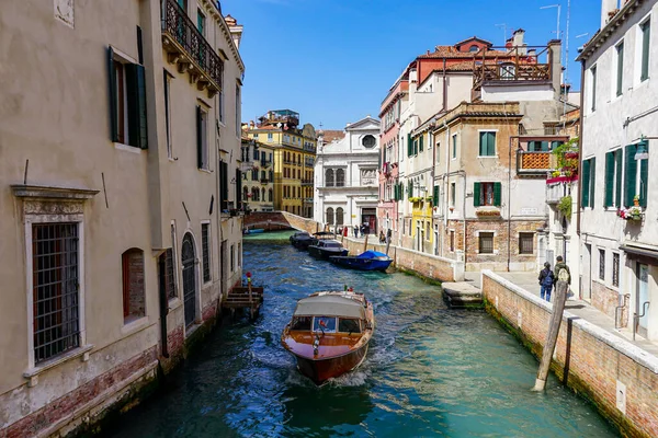 Venecia Hermoso Día Con Pequeños Canales Estrechos Barcos Góndolas Flotando — Foto de Stock