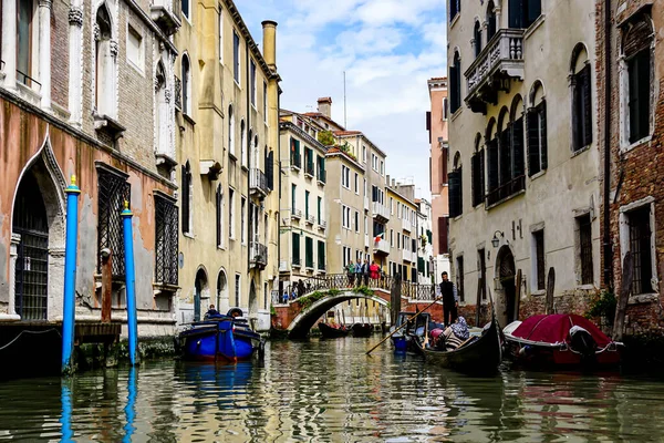 Venecia Hermoso Día Con Pequeños Canales Estrechos Barcos Góndolas Flotando — Foto de Stock