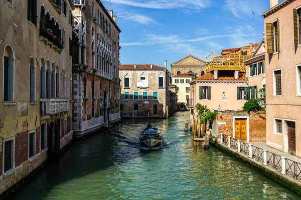 Venecia Hermoso Día Con Pequeños Canales Estrechos Barcos Góndolas Flotando — Foto de Stock