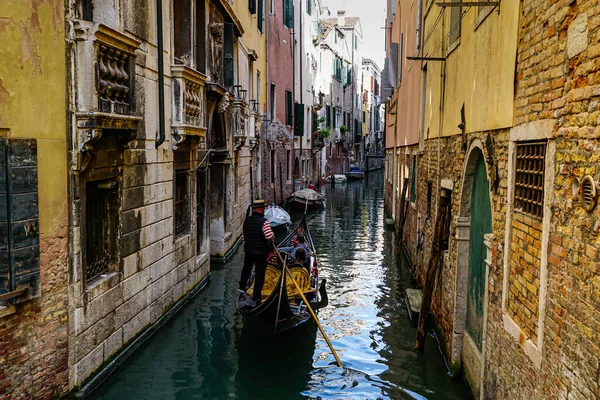 Venecia Hermoso Día Con Pequeños Canales Estrechos Barcos Góndolas Flotando — Foto de Stock