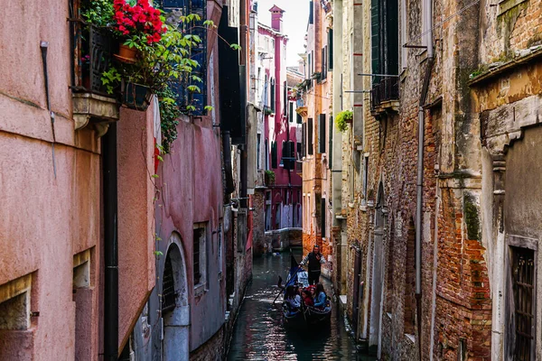 ヴェネツィア イタリアの橋の下に浮かぶ小さな狭い運河やボートやゴンドラと美しい日にヴェネツィア — ストック写真