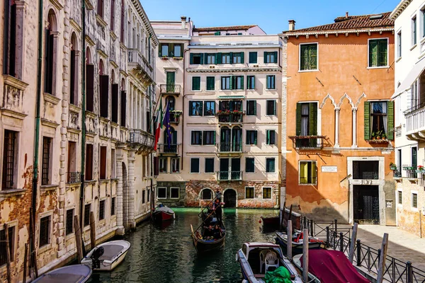 Venecia Hermoso Día Con Pequeños Canales Estrechos Barcos Góndolas Flotando —  Fotos de Stock