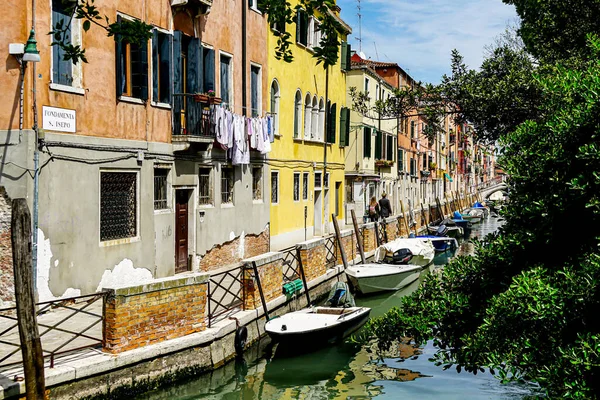 Veneza Belo Dia Com Pequenos Canais Estreitos Barcos Gôndolas Flutuando — Fotografia de Stock