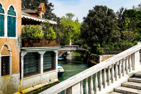 Venedig Einem Schönen Tag Mit Kleinen Schmalen Kanälen Und Booten — Stockfoto