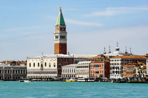 Venedik kıyısı manzarası ve St Mark 's Campanile ve Doge' s Palace Venedik, İtalya 'da güneşli güzel bir günde, 