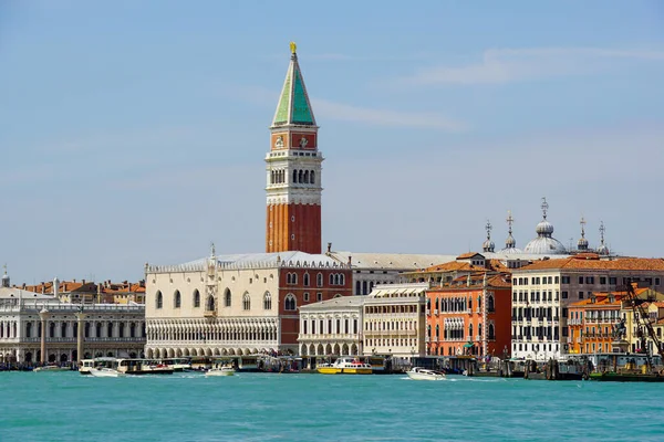 Venedik kıyısı manzarası ve St Mark 's Campanile ve Doge' s Palace Venedik, İtalya 'da güneşli güzel bir günde, 