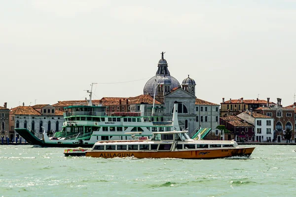 Венеція Чудовий День Маленькими Вузькими Каналами Човнами Гондолами Плавають Під — стокове фото