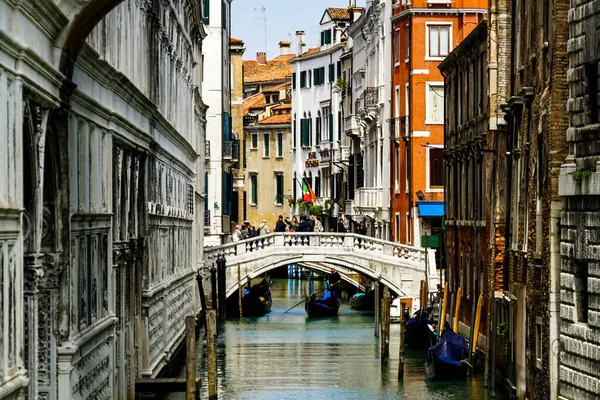 Benátky Krásného Dne Malými Úzkými Kanály Čluny Gondolami Plovoucími Pod — Stock fotografie