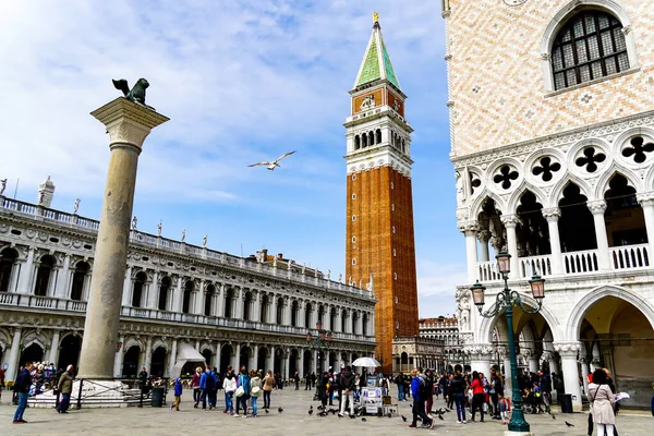 Turisti Piazza San Marco Con Campanile San Marco Leone Venezia — Foto Stock