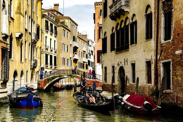 Venecia Hermoso Día Con Pequeños Canales Estrechos Barcos Góndolas Flotando — Foto de Stock