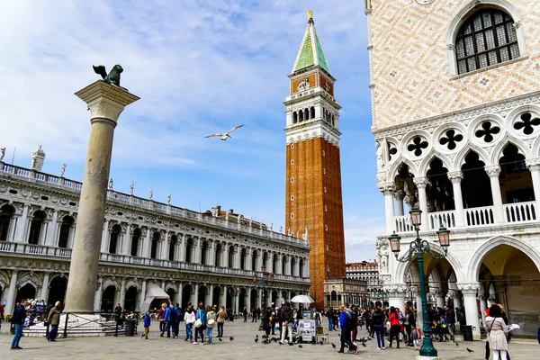 Turistas Piazza San Marco Con Campanario San Marcos León Venecia — Foto de Stock