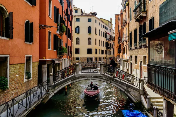 Венеция Прекрасный День Небольшими Узкими Каналами Лодками Гондолами Плавающими Мостами — стоковое фото