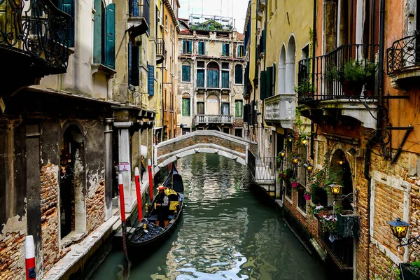 Wenecja Piękny Dzień Małymi Wąskimi Kanałami Łodziami Gondolami Pływającymi Pod — Zdjęcie stockowe