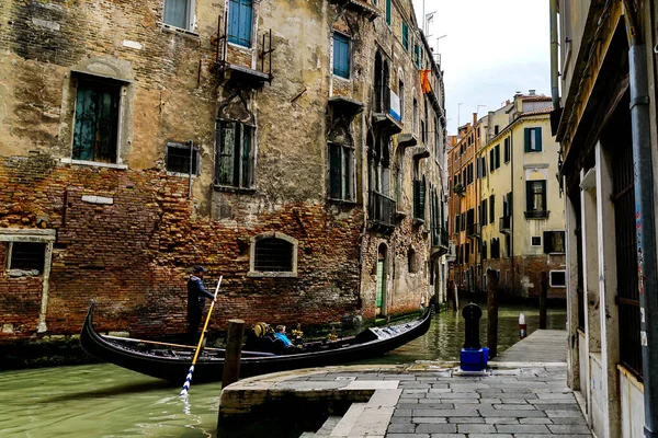 Venedig Einem Schönen Tag Mit Kleinen Schmalen Kanälen Und Booten — Stockfoto