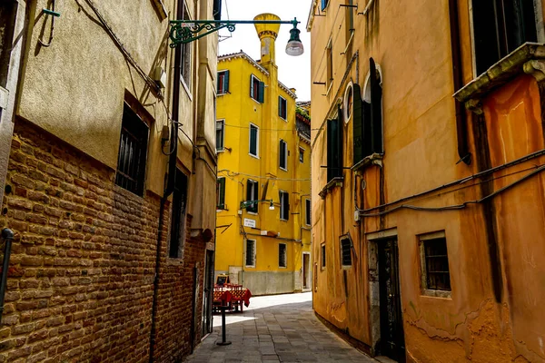 Venecia Hermoso Día Con Pequeños Canales Estrechos Barcos Góndolas Flotando — Foto de Stock