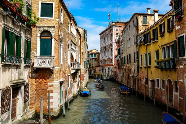 Venecia Hermoso Día Con Pequeños Canales Estrechos Barcos Góndolas Flotando — Foto de Stock