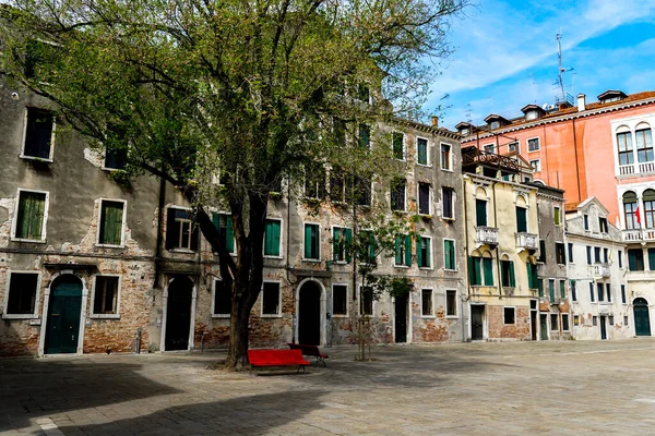 Venedik 'te küçük dar kanallar, botlar ve İtalya' daki köprülerin altında yüzen gondollarla dolu güzel bir gün..