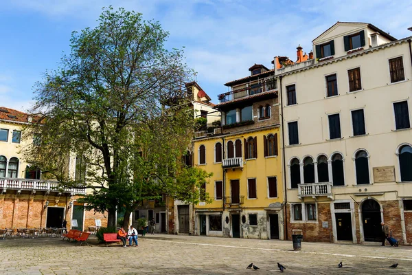 Venedik 'te küçük dar kanallar, botlar ve İtalya' daki köprülerin altında yüzen gondollarla dolu güzel bir gün..