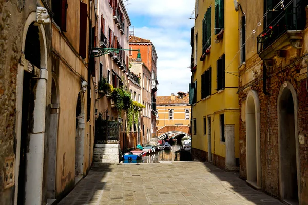 威尼斯是一个美丽的日子 在意大利威尼斯的桥下漂浮着狭窄的运河 小船和吊床 — 图库照片