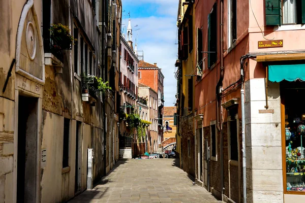 Venecia Hermoso Día Con Pequeños Canales Estrechos Barcos Góndolas Flotando — Foto de Stock