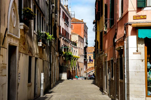 Venecia Hermoso Día Con Pequeños Canales Estrechos Barcos Góndolas Flotando — Foto de Stock