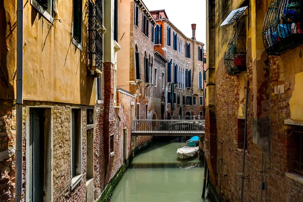 Venecia Hermoso Día Con Pequeños Canales Estrechos Barcos Góndolas Flotando — Foto de Stock