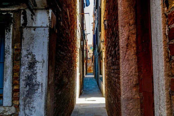 Venecia Hermoso Día Con Pequeños Canales Estrechos Barcos Góndolas Flotando — Foto de Stock