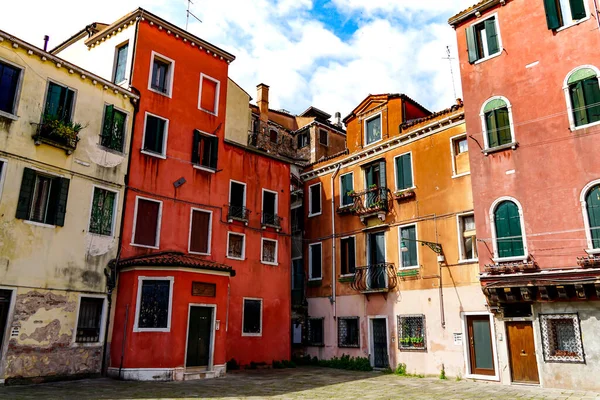 Venecia Hermoso Día Con Pequeños Canales Estrechos Barcos Góndolas Flotando — Foto de Stock