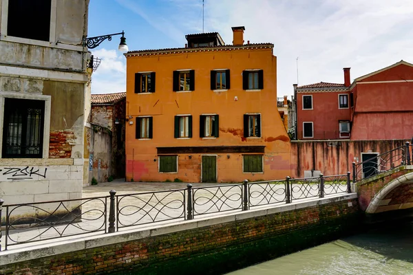 Venezia Una Bella Giornata Con Piccoli Stretti Canali Barche Gondole — Foto Stock