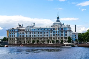 Nakhimov Deniz Okulu ya da St. Petersburg 'daki Nakhimov Okulu Aurora (Avrora) kruvazörü Rusya' nın yanında. Saint Petersburg, Rusya 