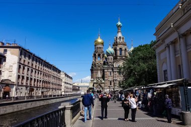 Saint Petersburg 'da dökülen kanalın içinden geçen bir turist teknesiyle Kurtarıcı Kilisesi. Saint Petersburg, Rusya.