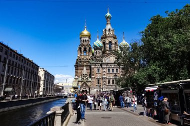 Saint Petersburg 'da dökülen kanalın içinden geçen bir turist teknesiyle Kurtarıcı Kilisesi. Saint Petersburg, Rusya.