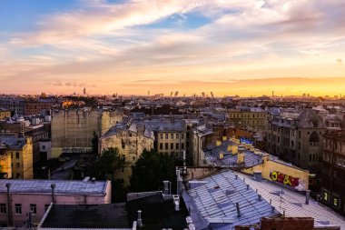 Eski tarihi caddeleri ve binaları olan Saint Petersburg arteriyel çatı manzarası. Saint Petersburg, Rusya