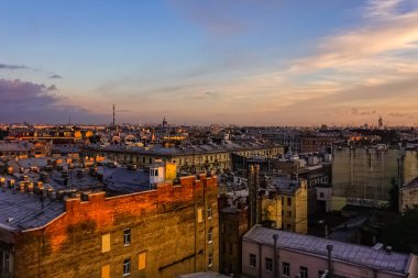 Eski tarihi caddeleri ve binaları olan Saint Petersburg arteriyel çatı manzarası. Saint Petersburg, Rusya.
