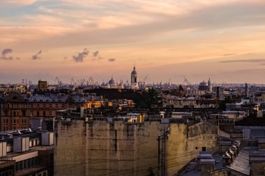 Eski tarihi caddeleri ve binaları olan Saint Petersburg arteriyel çatı manzarası. Saint Petersburg, Rusya.
