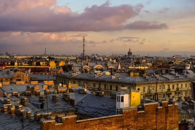 Eski tarihi caddeleri ve binaları olan Saint Petersburg arteriyel çatı manzarası. Saint Petersburg, Rusya.