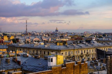 Eski tarihi caddeleri ve binaları olan Saint Petersburg arteriyel çatı manzarası. Saint Petersburg, Rusya.