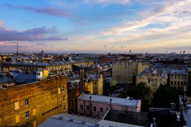 Eski tarihi caddeleri ve binaları olan Saint Petersburg arteriyel çatı manzarası. Saint Petersburg, Rusya.