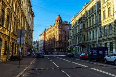 Aziz Petersburg Panoraması 'nda tarihi binalar mimari sokaklar ve kanallar Saint Petersburg, Rusya.