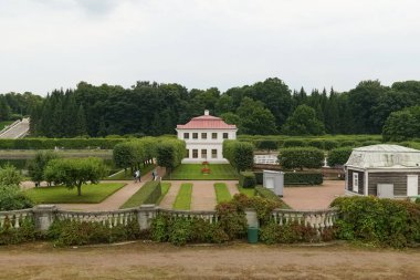 Yağmurlu bir günde Büyük Peterhof Sarayı 'na ev sahipliği yapan Peterhof (Petergof). Saint Petersburg, Rusya.